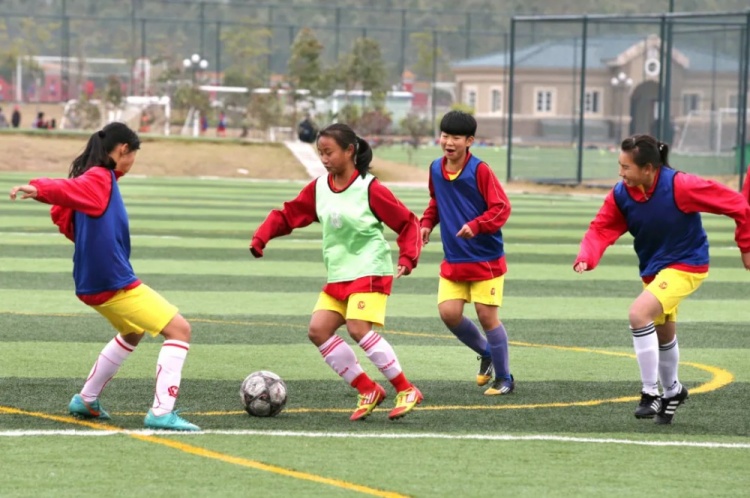 恒大足校發文：首批培養球員張琳艷榮膺2024中國女子金球獎